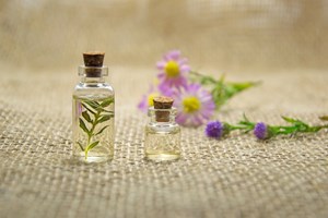 two-clear-glass-bottles-with-liquids-672051