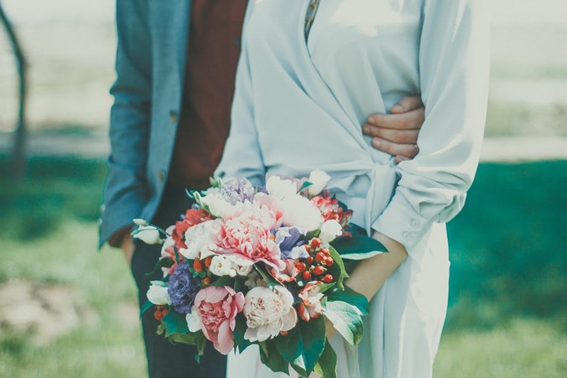 man_and_woman_with_flowers